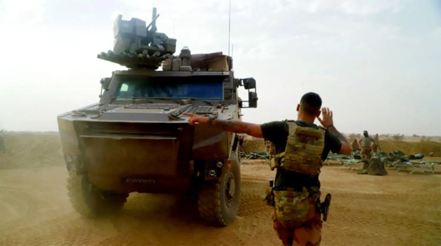 جندي فرنسي من قوة برخان يقود عربة مدرعة في قاعدة عمليات متقدمة مؤقتة أثناء مغادرتهم جوسي (مالي ) 17 أبريل 2022 «رويترز»