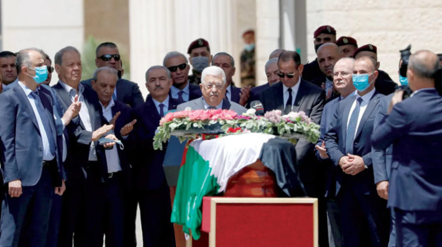 الرئيس محمود عباس يضع إكليل زهور على جثمان شيرين أبو عاقلة في رام الله بالضفة (رويترز)