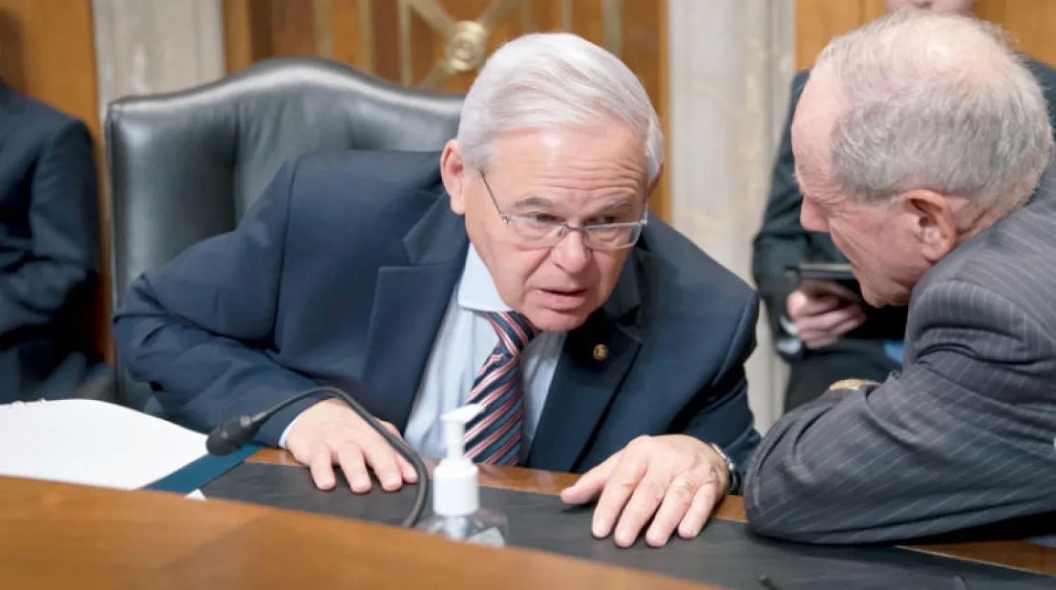 السيناتوران مينانديز وريش خلال جلسة استماع  في مجلس الشيوخ حول أوكرانيا أمس (أ.ب)