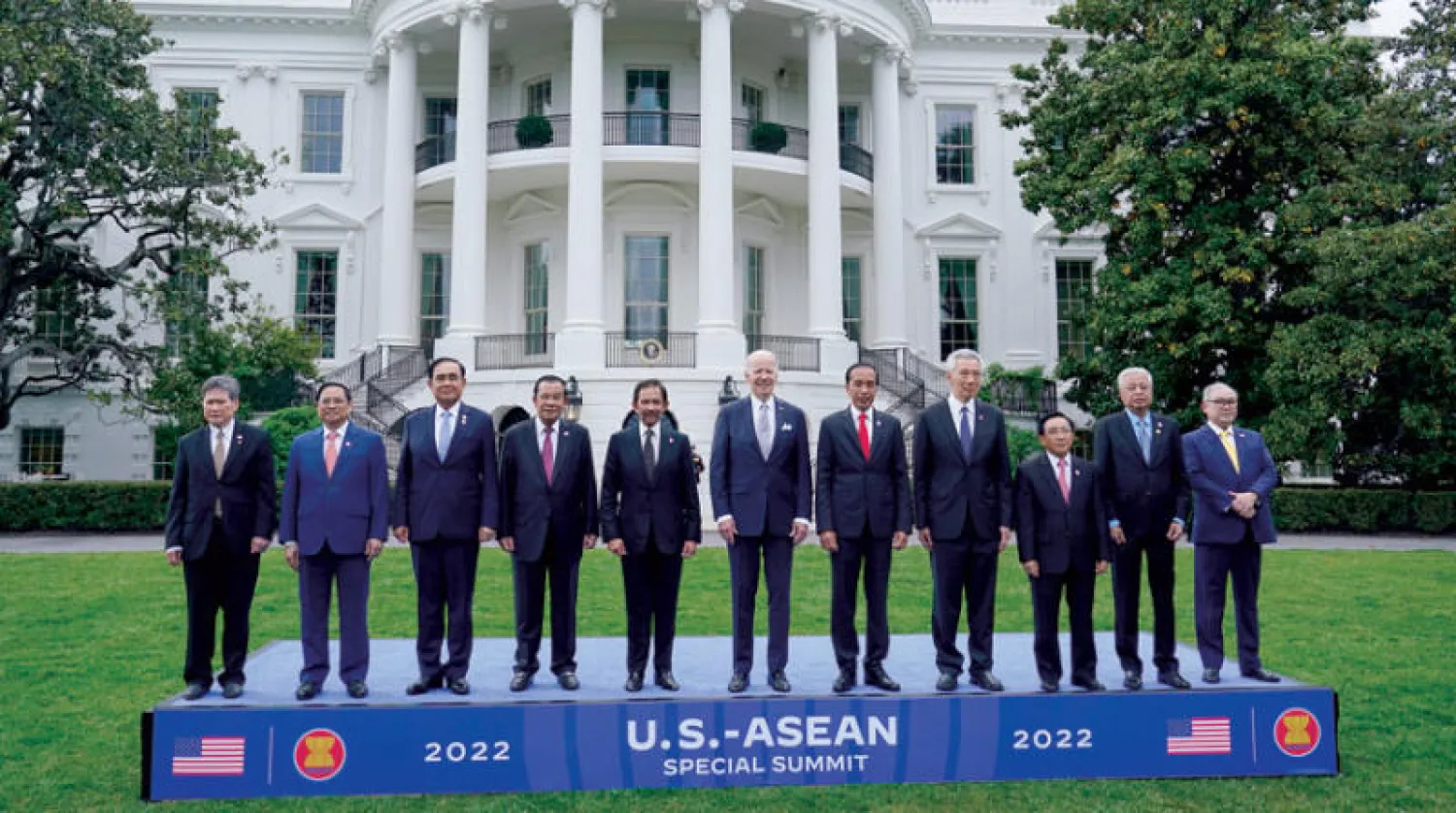 بايدن يتوسط ضيوفه من قادة دول رابطة «آسيان» في حديقة البيت الأبيض (أ.ب)