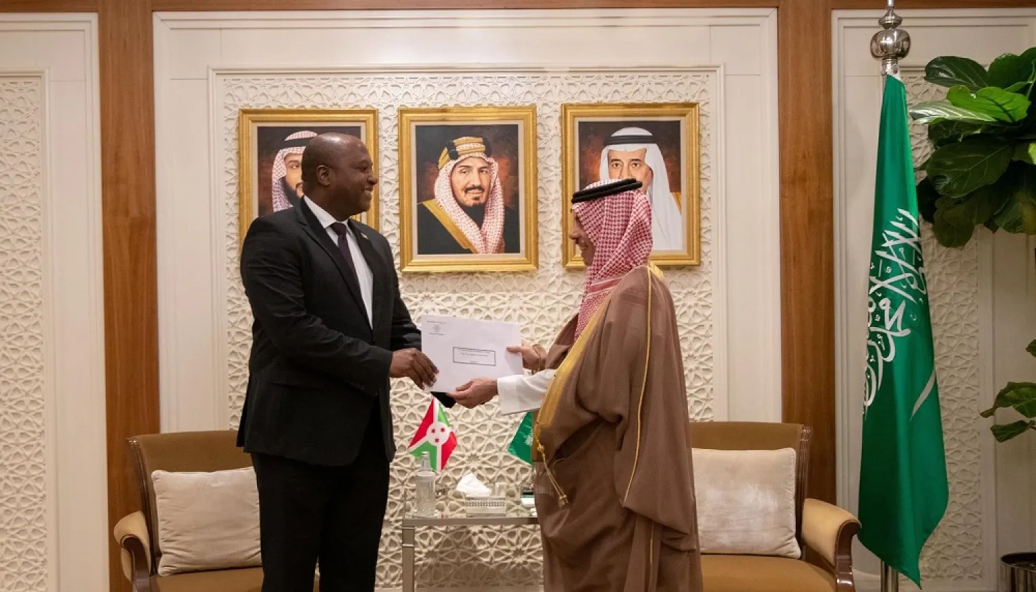Prince Faisal bin Farhan bin Abdullah receives the message from his Burundian counterpart Albert Shingiro. (SPA)