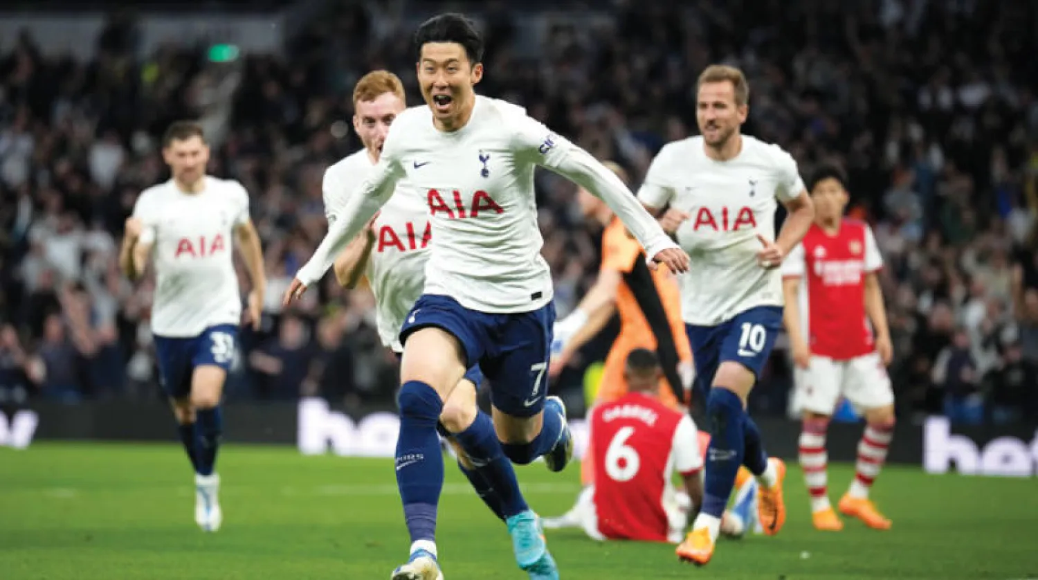 سون وفرحة هدفه الذي اختتم به ثلاثية توتنهام في شباك آرسنال (أ.ب)