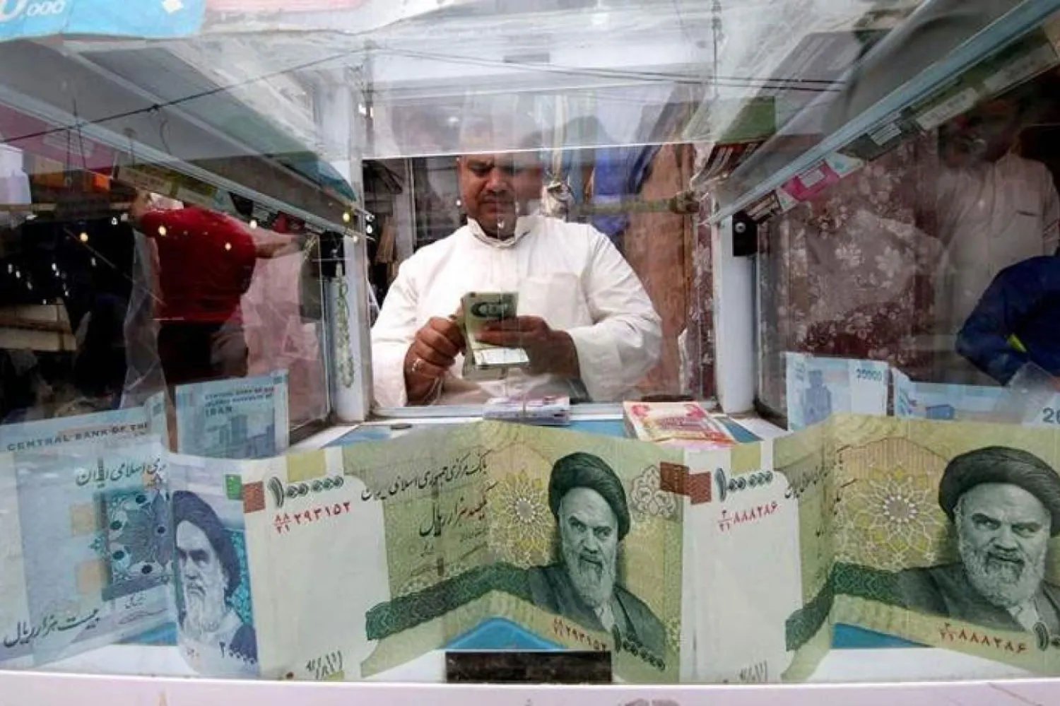 İran'da "yasadışı ve şüpheli döviz ve kripto para işlemleri" gerekçesiyle 545 kişiye ait 9 bin 219 banka hesabının bloke edildiği açıklandı / Fotoğraf: Reuters

