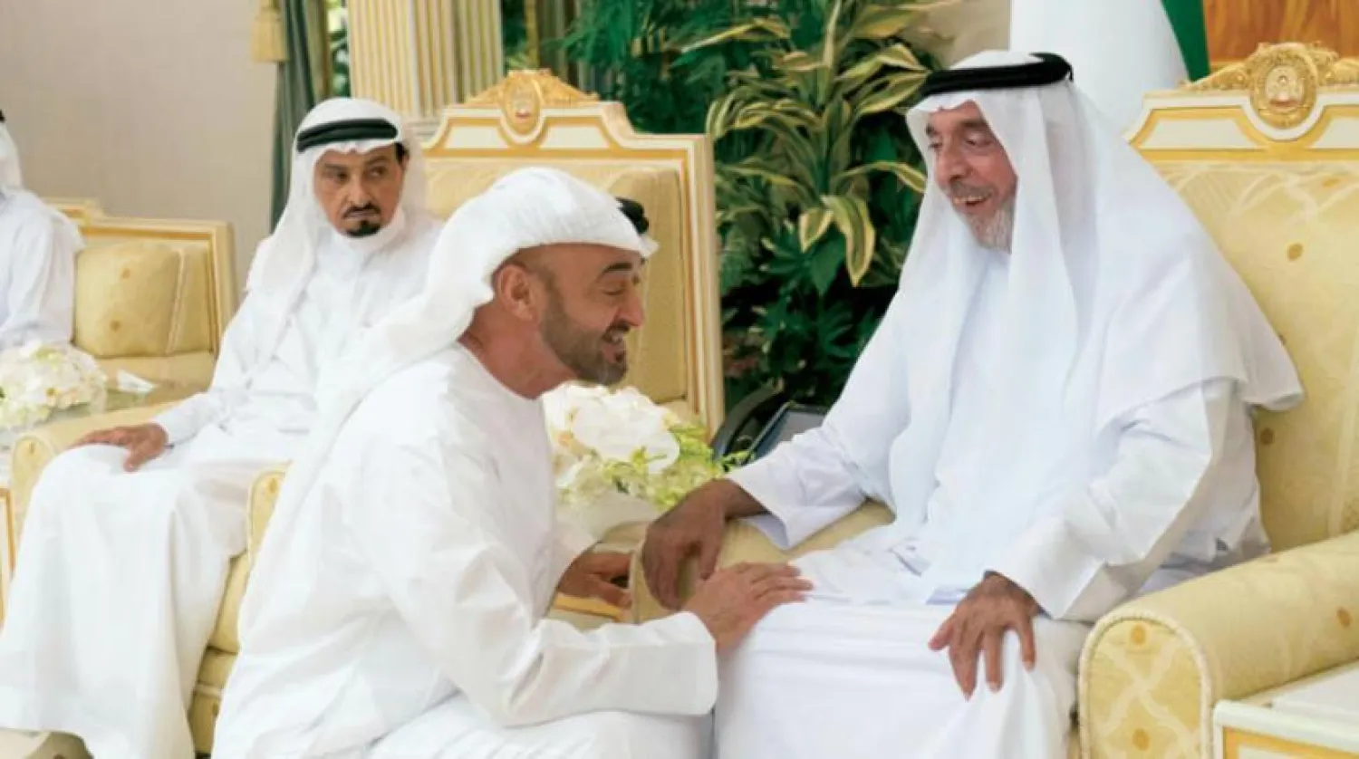 Şeyh Halife bin Zayed ve Şeyh Muhammed bin Zayed’in 2019’da çekilmiş bir fotoğrafı. (AP) 