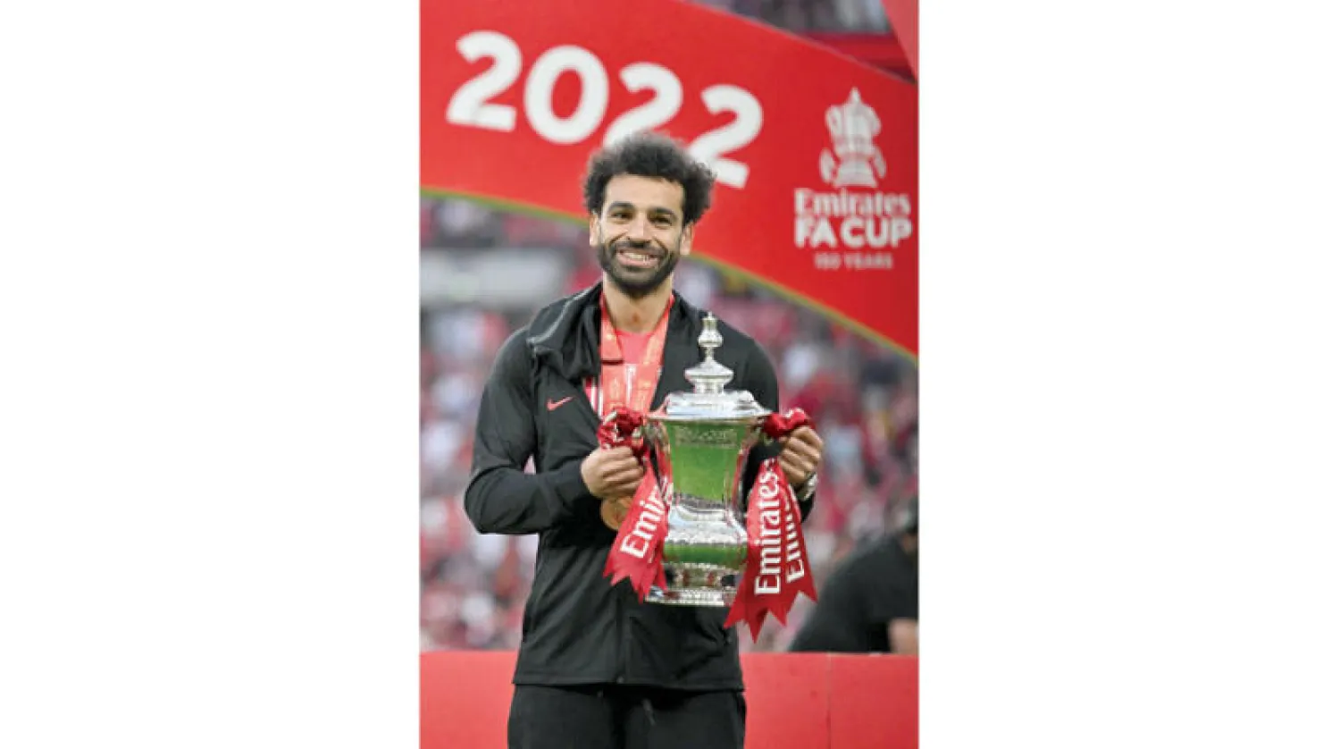 صلاح يحتفل بكأس إنجلترا ويتطلع لنهائي دوري الأبطال (أ.ف.ب)