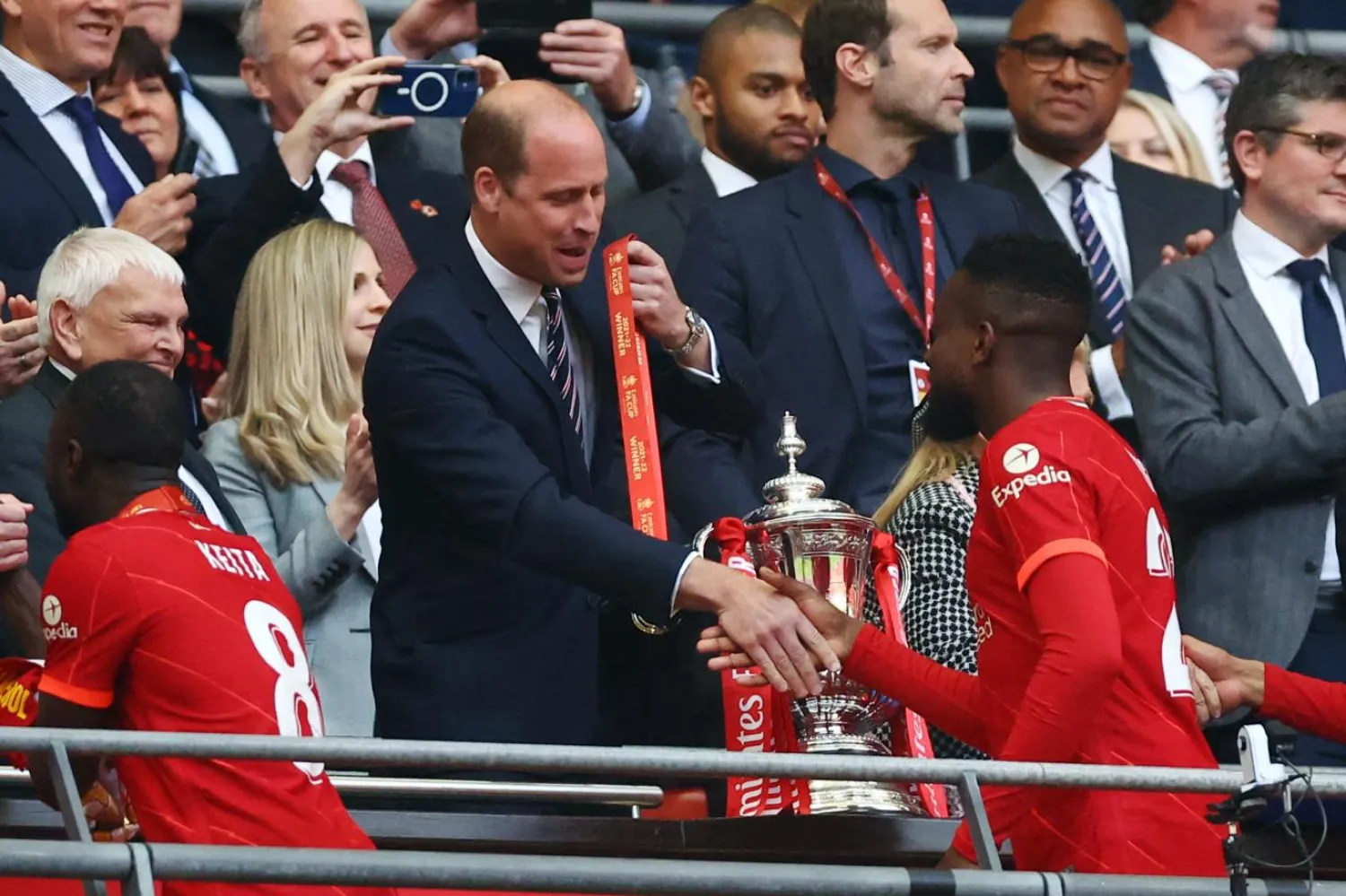 Prens William, İngiltere Futbol Federasyonu'nun (Futbol Birliği) başkanlık koltuğunda oturuyor (Reuters)

