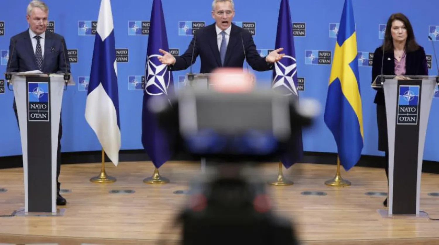 NATO Genel Sekreteri Jens Stoltenberg (ortada), Finlandiya Dışişleri Bakanı Pekka Haavisto ve İsveçli mevkidaşı Ann Linde ile geçen Ocak ayında Brüksel’de düzenlediği basın toplantısında (AP)