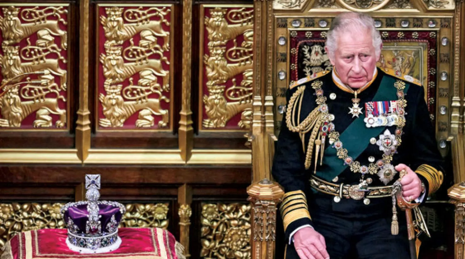 الأمير تشارلز يجلس أمام التاج الملكي في غرفة مجلس اللوردات (أ.ب)