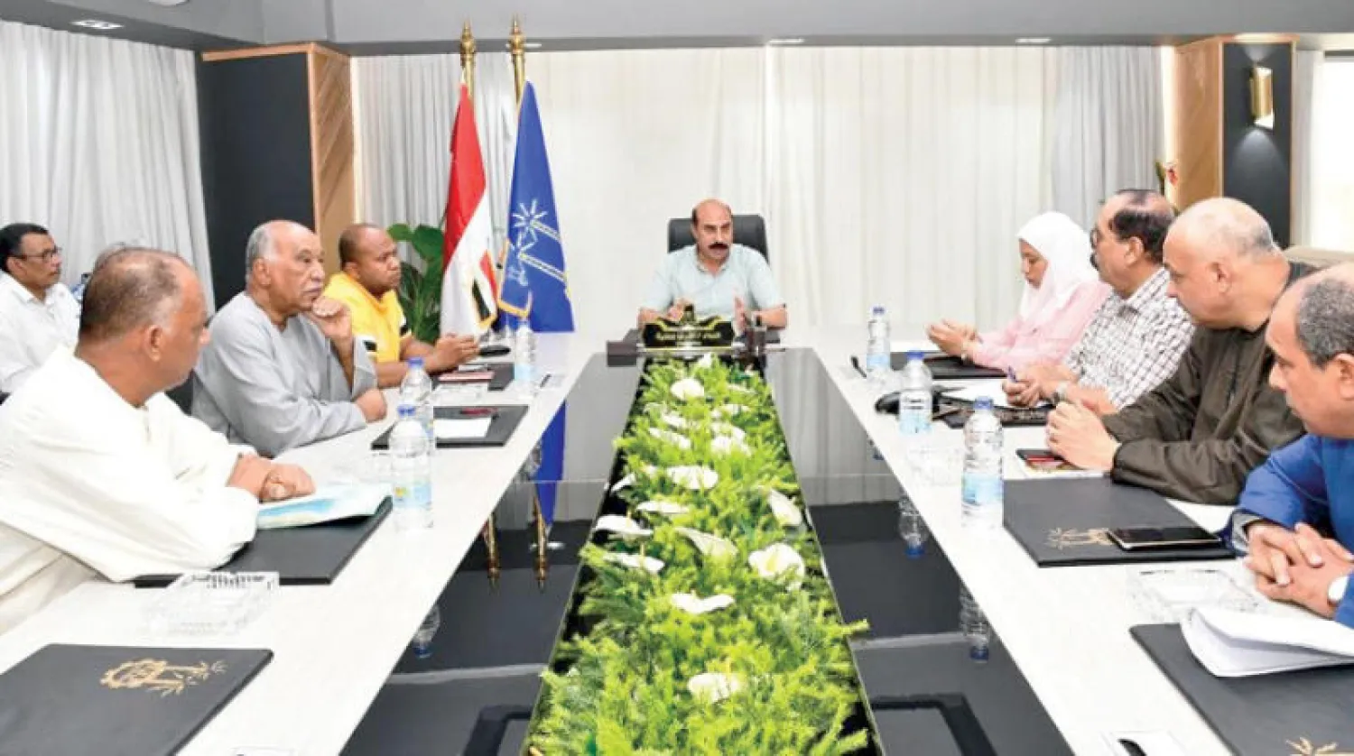 محافظ أسوان يلتقي عدداً من البرلمانيين لبحث أزمة «الأموال المنهوبة» (الصفحة الرسمية للمحافظة)