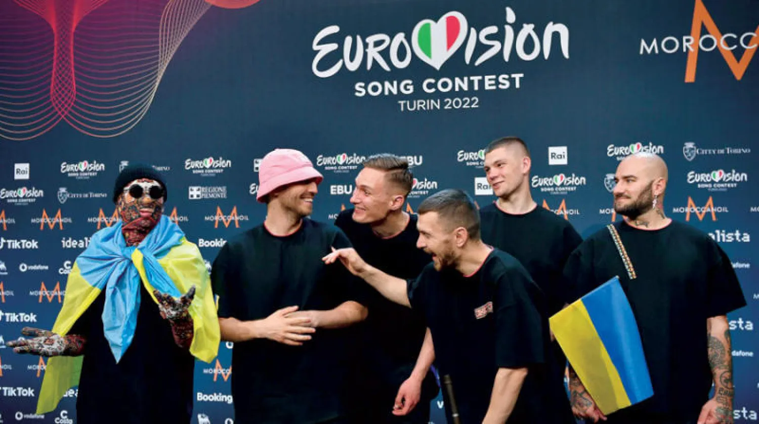 أعضاء فرقة «كالوش أوركسترا» الأوكرانية عقب فوزهم بالجائزة في تورينو الإيطالية (إ.ب.أ)