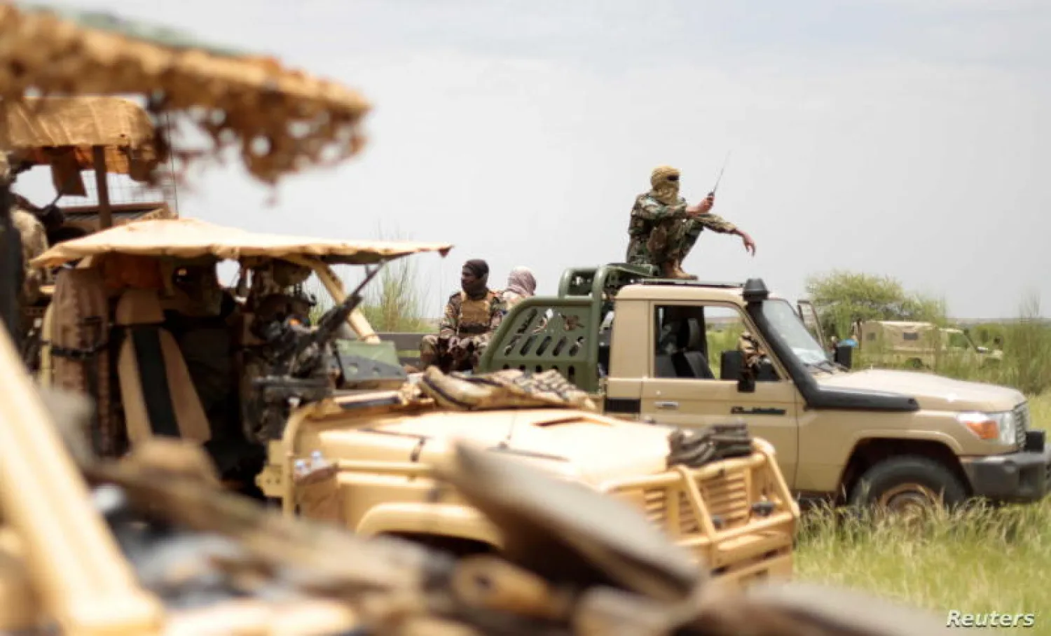 جنود ماليون في دورية بالقرب من الحدود مع النيجر (رويترز)