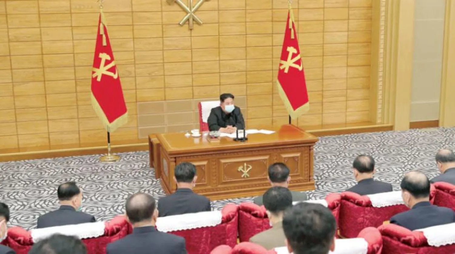 Önceki gün siyasi bir konferansa katılırken maske takan Kuzey Kore lideri (EPA)