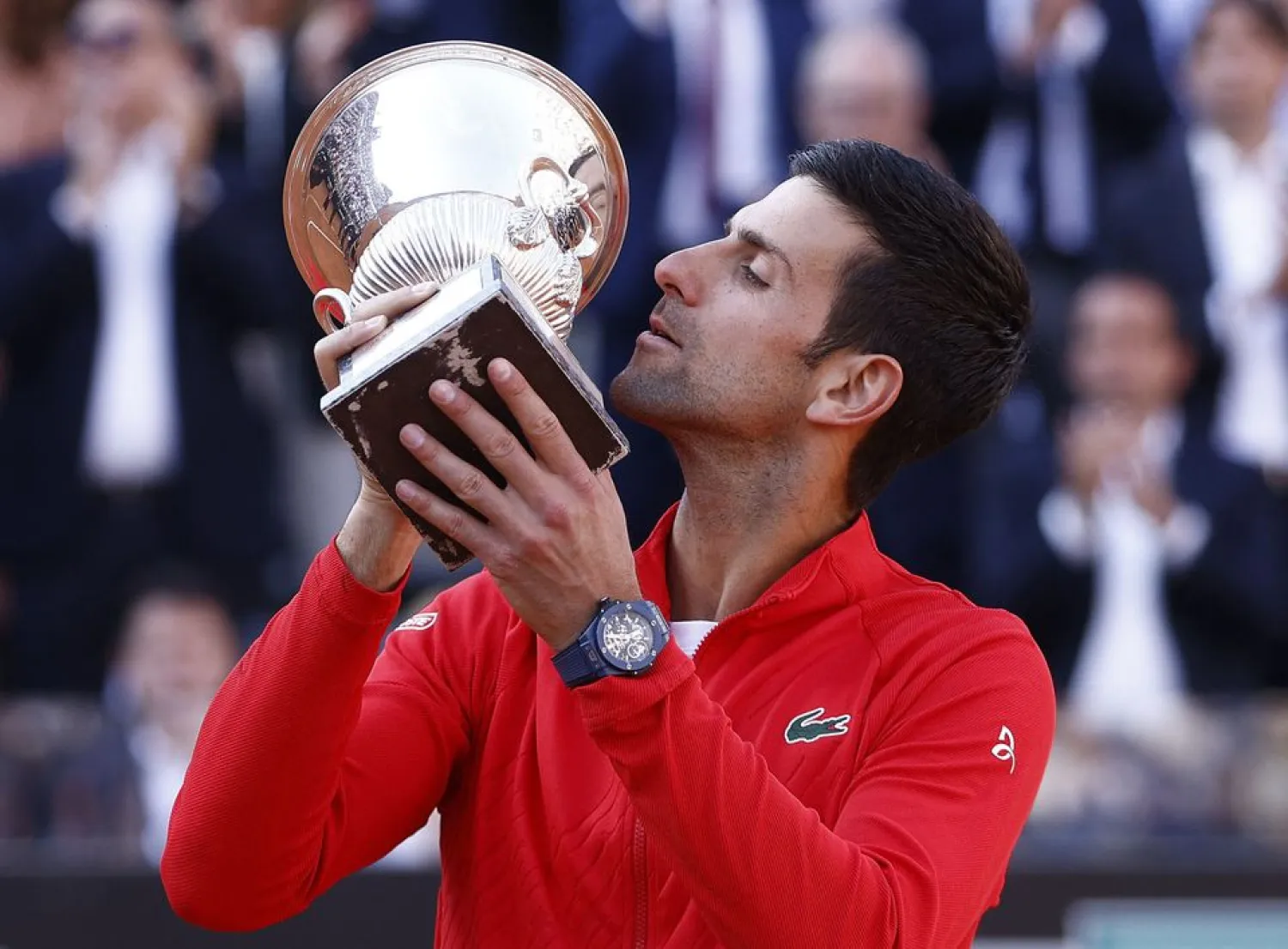 Tennis - ATP Masters 1000 - Italian Open - Foro Italico, Rome, Italy - May 15, 2022 Serbia's Novak Djokovic celebrates with the trophy after winning the final against Greece's Stefanos Tsitsipas REUTERS/Guglielmo Mangiapane