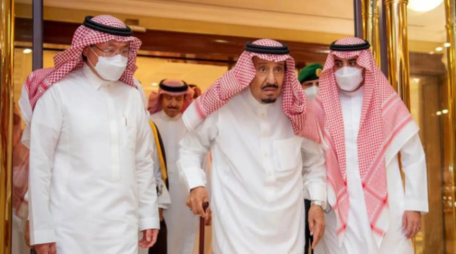 Kral Selman dün Kral Faysal Uzman Hastanesi’nden ayrılırken (SPA)
