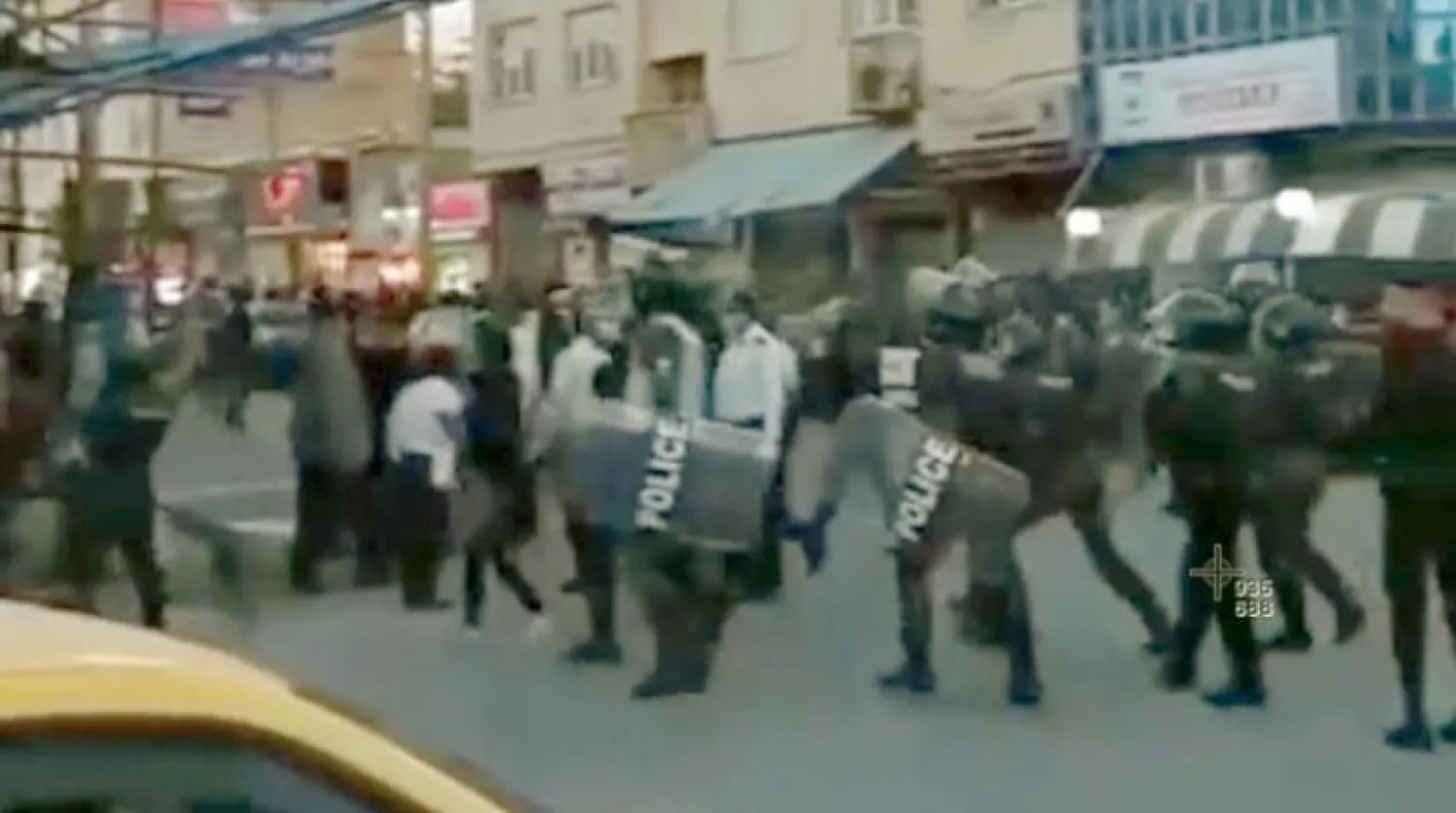 Polis, dün akşam Çaharmahal ve Bahtiyari eyaletinin yönetim merkezi olan Şehrekürd kentinde protestocuları dağıtmaya çalıştı (Sosyal medya)