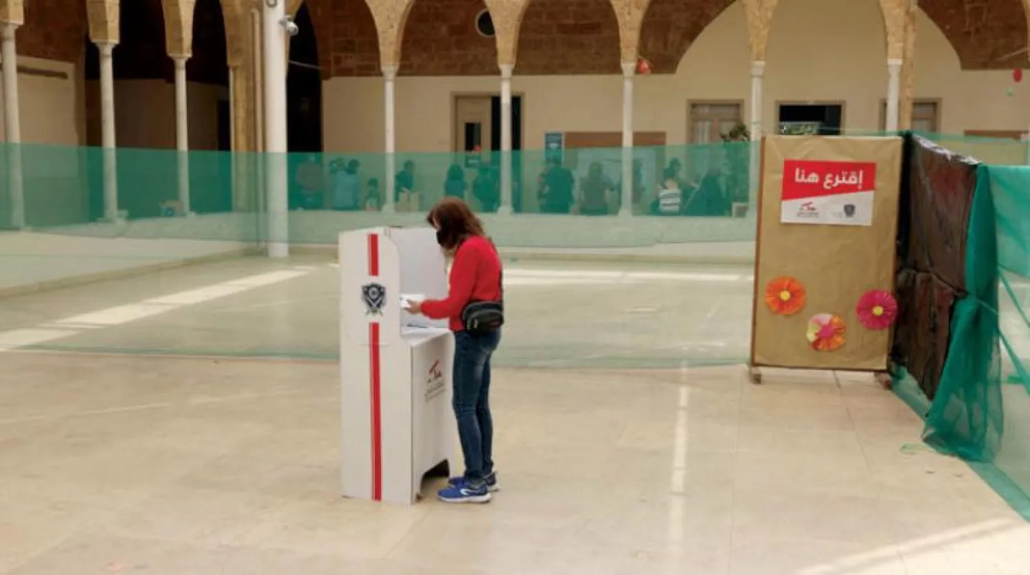 Lübnanlı bir kadın, Beyrut’ta bir seçim merkezinde oy kullanıyor (AFP)