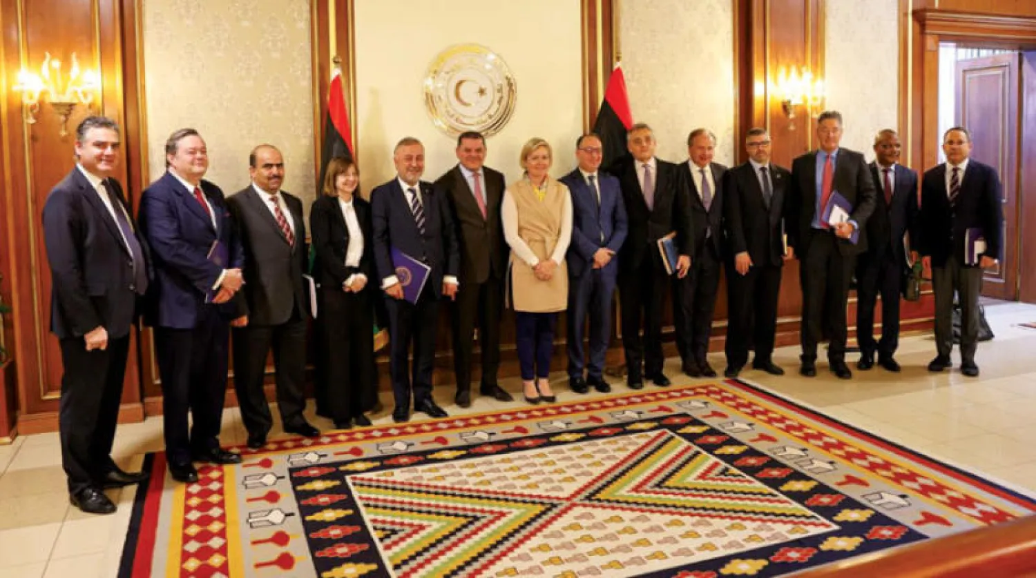 الدبيبة رئيس حكومة «الوحدة» الليبية المؤقتة في لقاء سابق بعدد من رؤساء البعثات الدبلوماسية المعتمدين لدى البلاد (الحكومة)