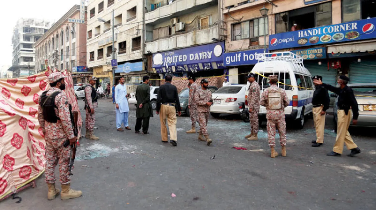 مسؤولو الأمن الباكستانيون يتفقدون موقع التفجير الإرهابي في كراتشي الأسبوع الماضي (إ.ب.أ)