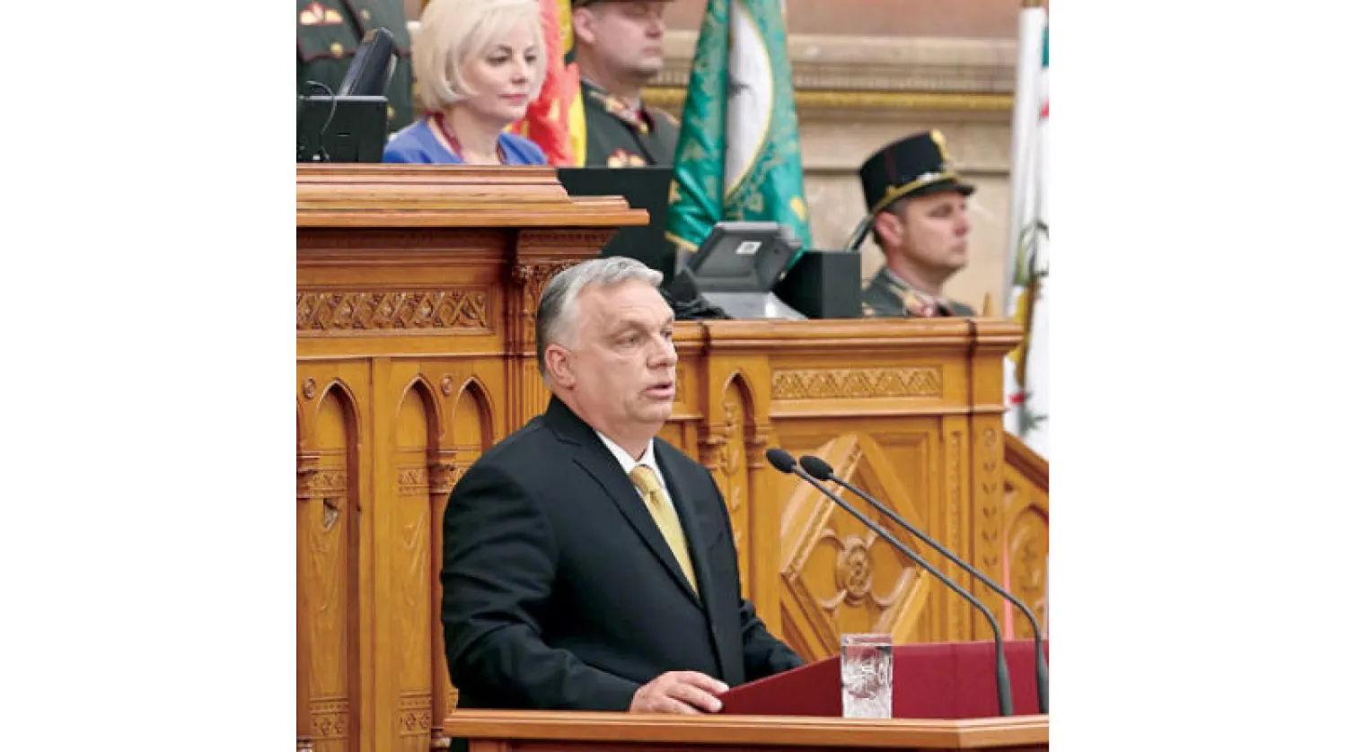 فيكتور أوربان خلال حفل تنصيبه لولاية رابعة متتالية رئيساً للحكومة يتهم رئيسة المفوضية الأوروبية بأنها «تلعب على الحبلين» وأن «الغرب يسير إلى الانتحار الجماعي» (إ.ب.أ)