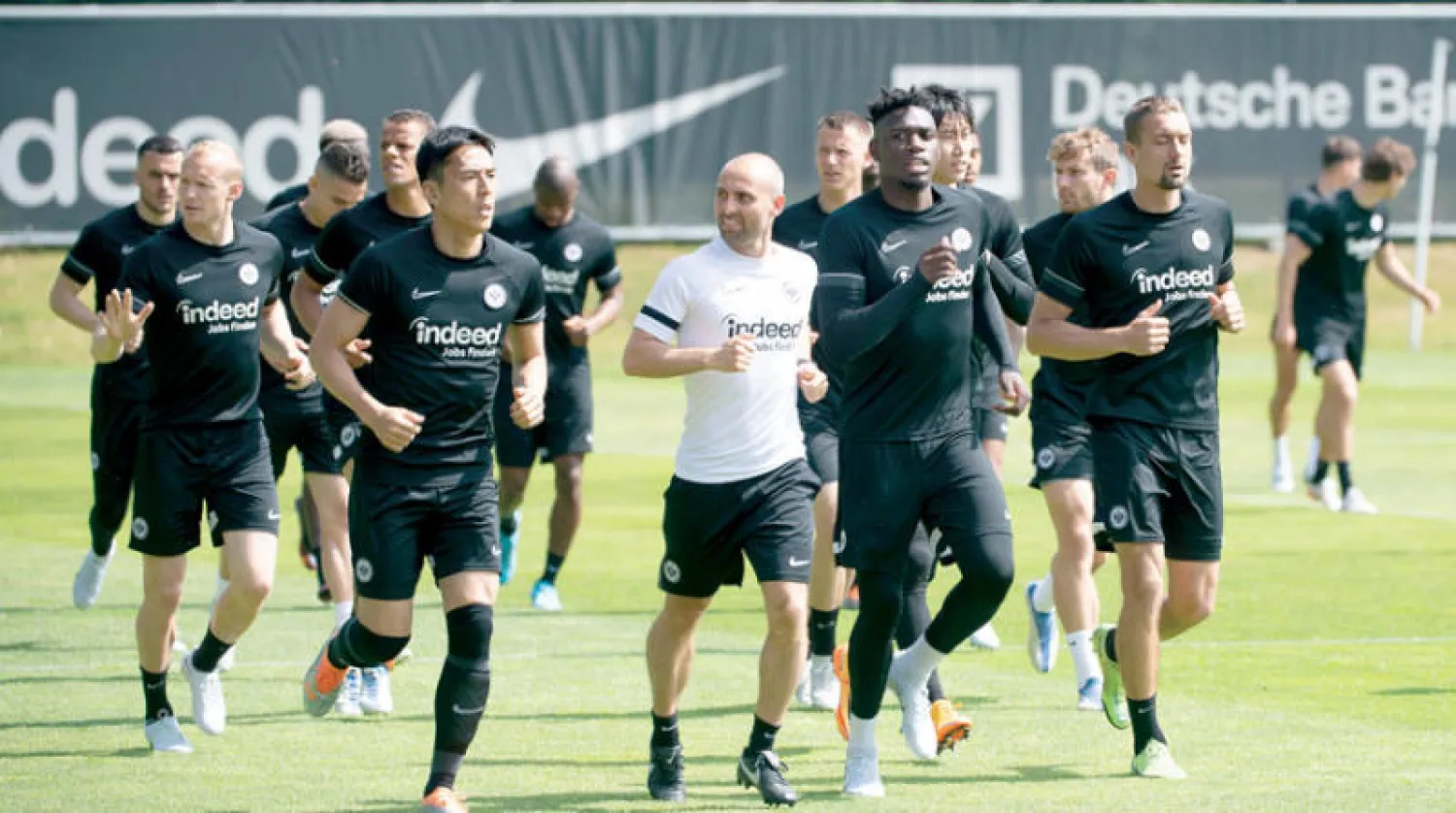 لاعبو إنتراخت خلال التدريب قبل موقعة نهائي يوروبا ليغ (د.ب.أ)