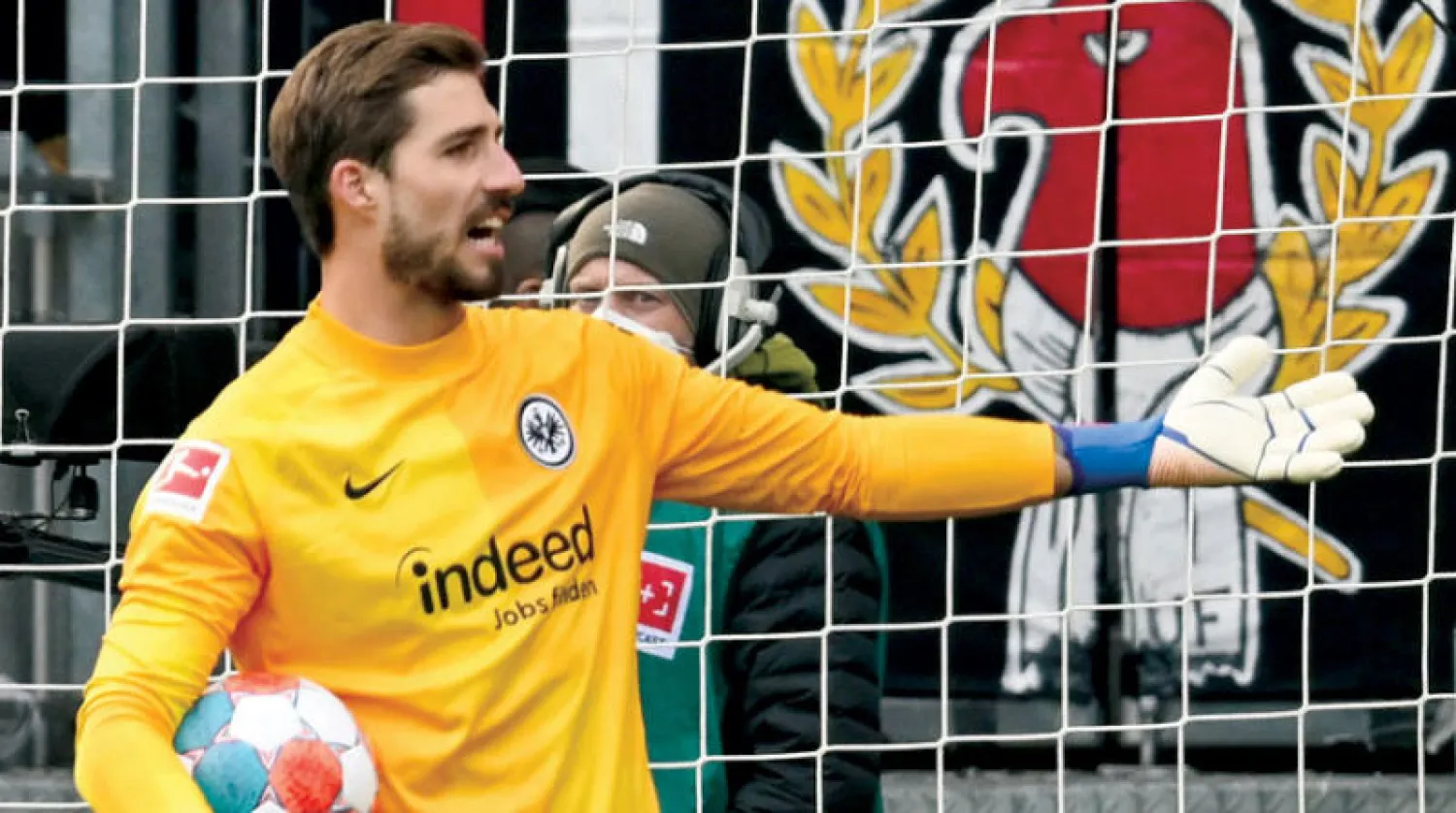 تراب حارس فرانكفورت المنيع (د.ب.أ)