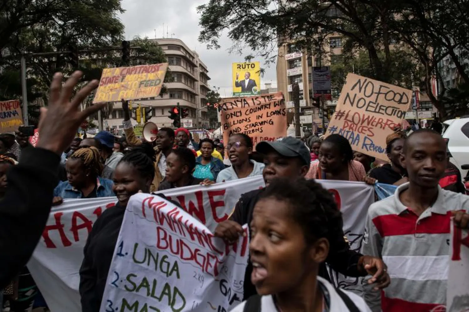 نشطاء حملة «ثورة الجوع» يتظاهرون في نيروبي ويطالبون الحكومة التدخل من اجل السيطرة على اسعار المواد الغذائية(ا.ف.ب)