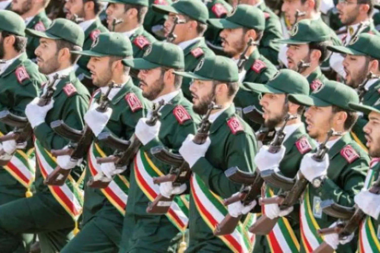 2018'deki bir askeri törende İran Devrim Muhafızları askerleri (AFP)

