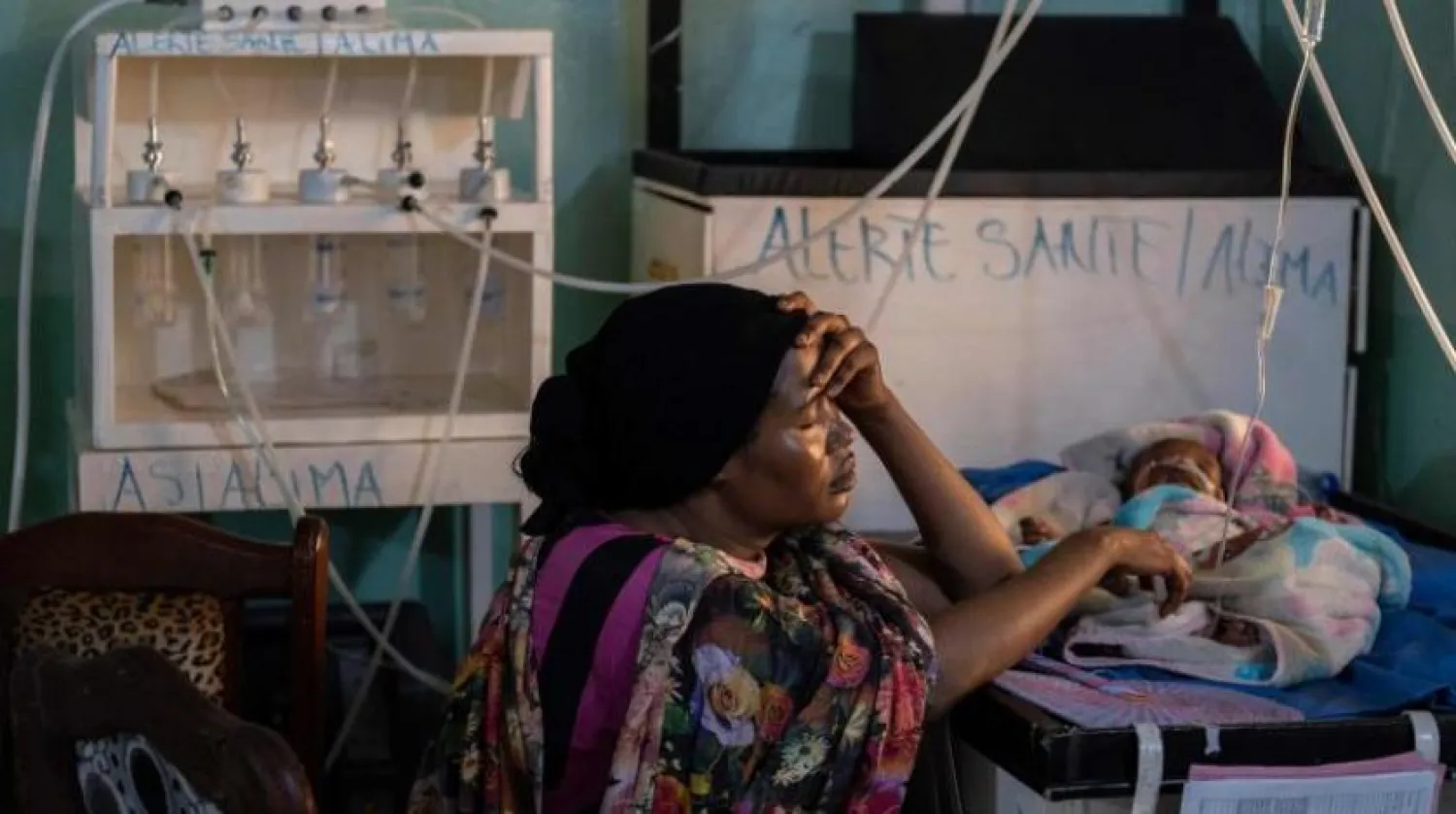 Çad’da yetersiz beslenen bir çocuk hastanede tedavi görüyor (AFP)