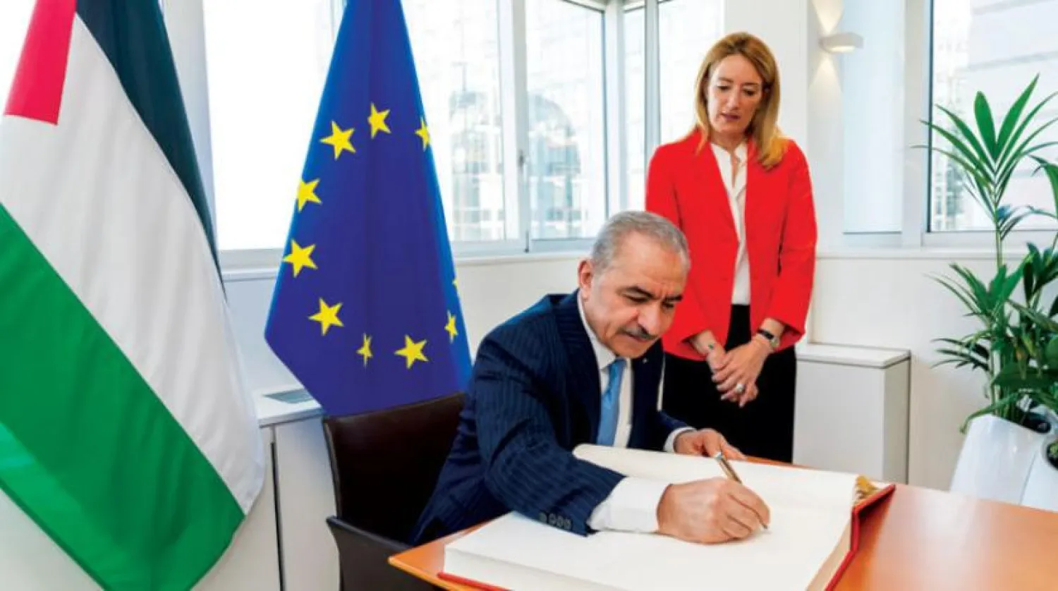 İştiye geçtiğimiz hafta Brüksel'de Avrupa Parlamentosu'nun ziyaretçi defterini Parlamento Başkanı'nın huzurunda imzalarken (DPA)