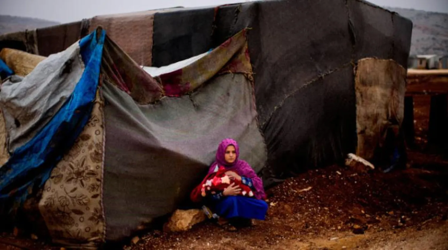 İdlib kentinin kuzeyinde yerinden edilenlerin kaldığı Sarmada Kampı önünde görülen Suriyeli bir kadın (Kasım 2021 – AP)