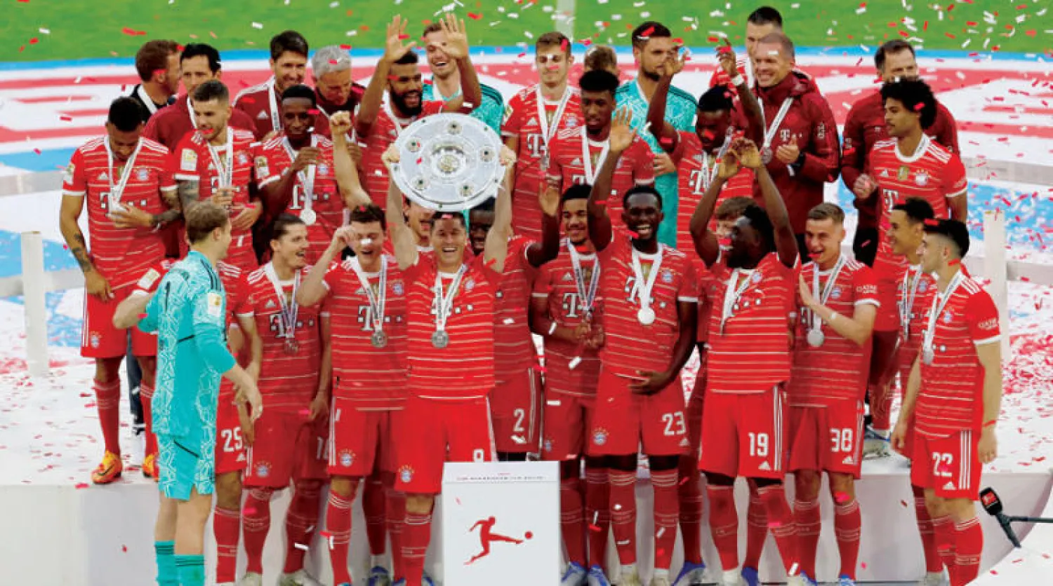 بايرن فاز بلقب الدوري الألماني للمرة العاشرة على التوالي وبلغ نصف نهائي دور الأبطال مرتين فقط خلال 6 مواسم (رويترز)
