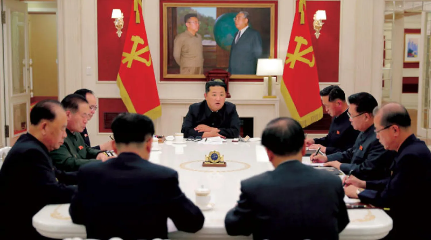 الزعيم الكوري الشمالي كيم جونغ أون خلال اجتماع مع قادة حزب العمل الحاكم أول من أمس (أ.ب)