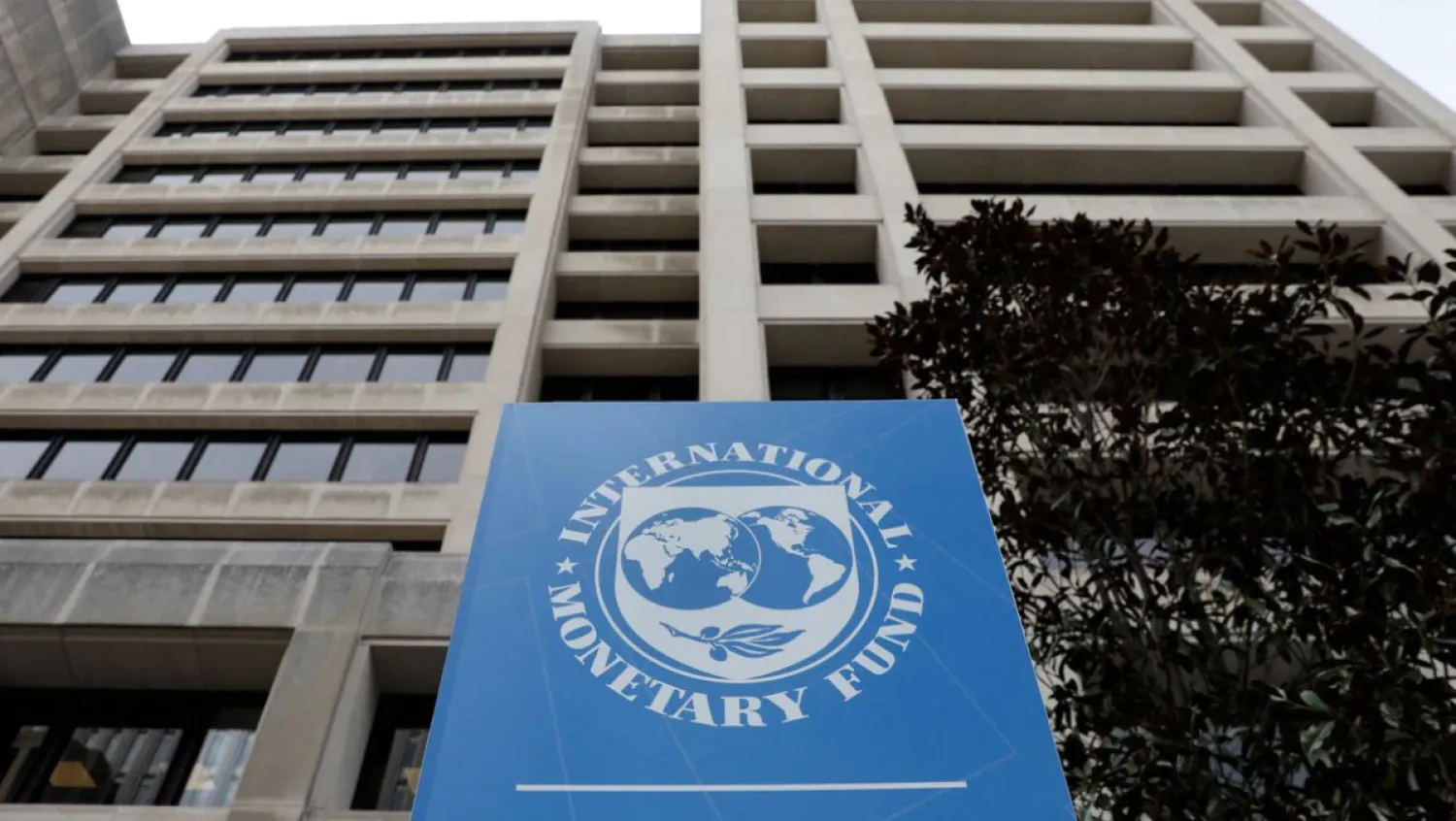 The International Monetary Fund (IMF) headquarters building is seen ahead of the IMF/World Bank spring meetings in Washington, US, April 8, 2019. REUTERS/Yuri Gripas


