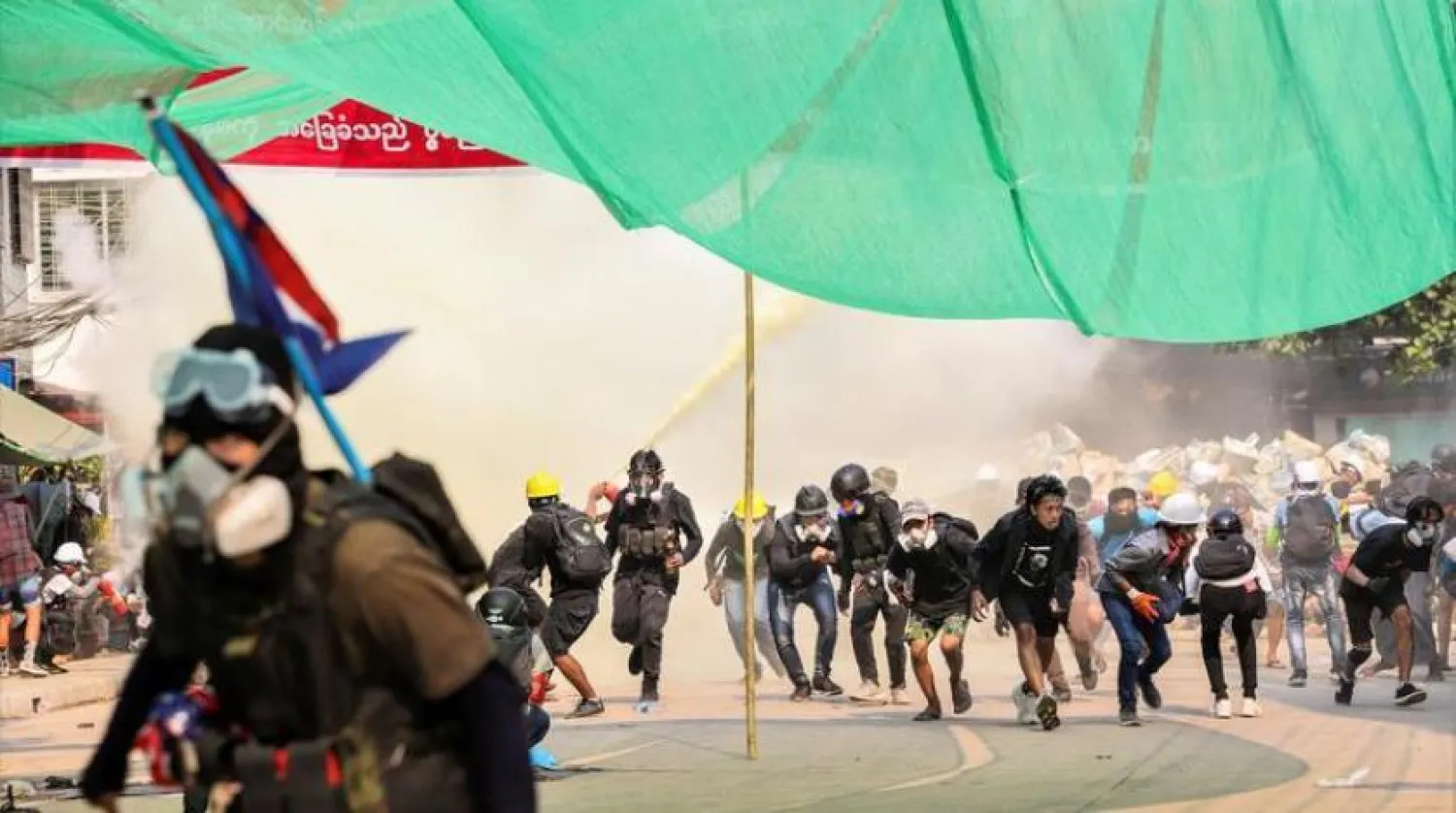 Myanmar'da darbe karşıtı gösteride protestocular koşarken (Arşiv-Reuters)