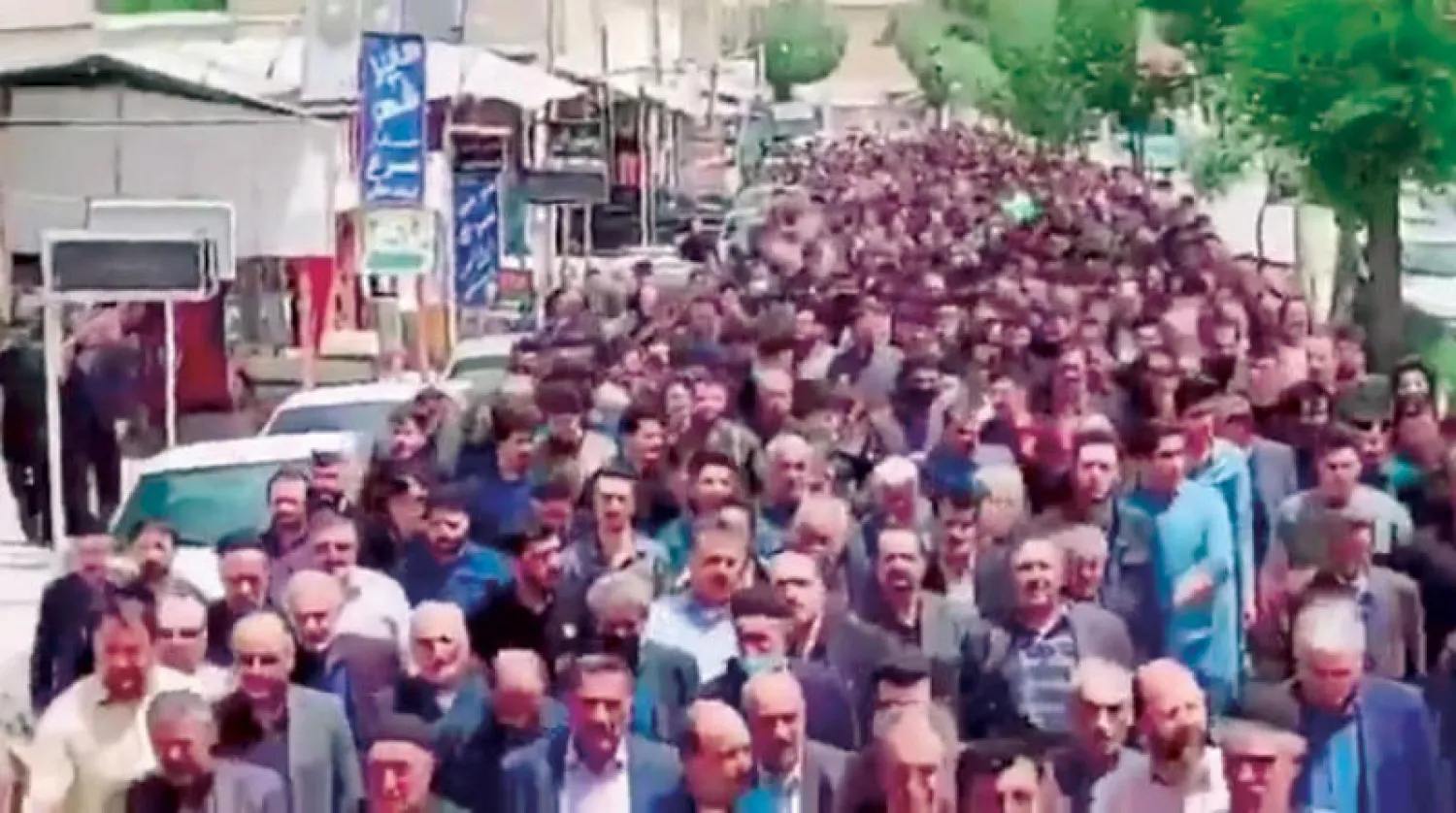 لقطة من فيديو تداوله رواد التواصل الاجتماعي لإيرانيين يشاركون في تشييع أحد قتلى الاحتجاجات في مدينة بابا حيدر غرب البلاد أمس