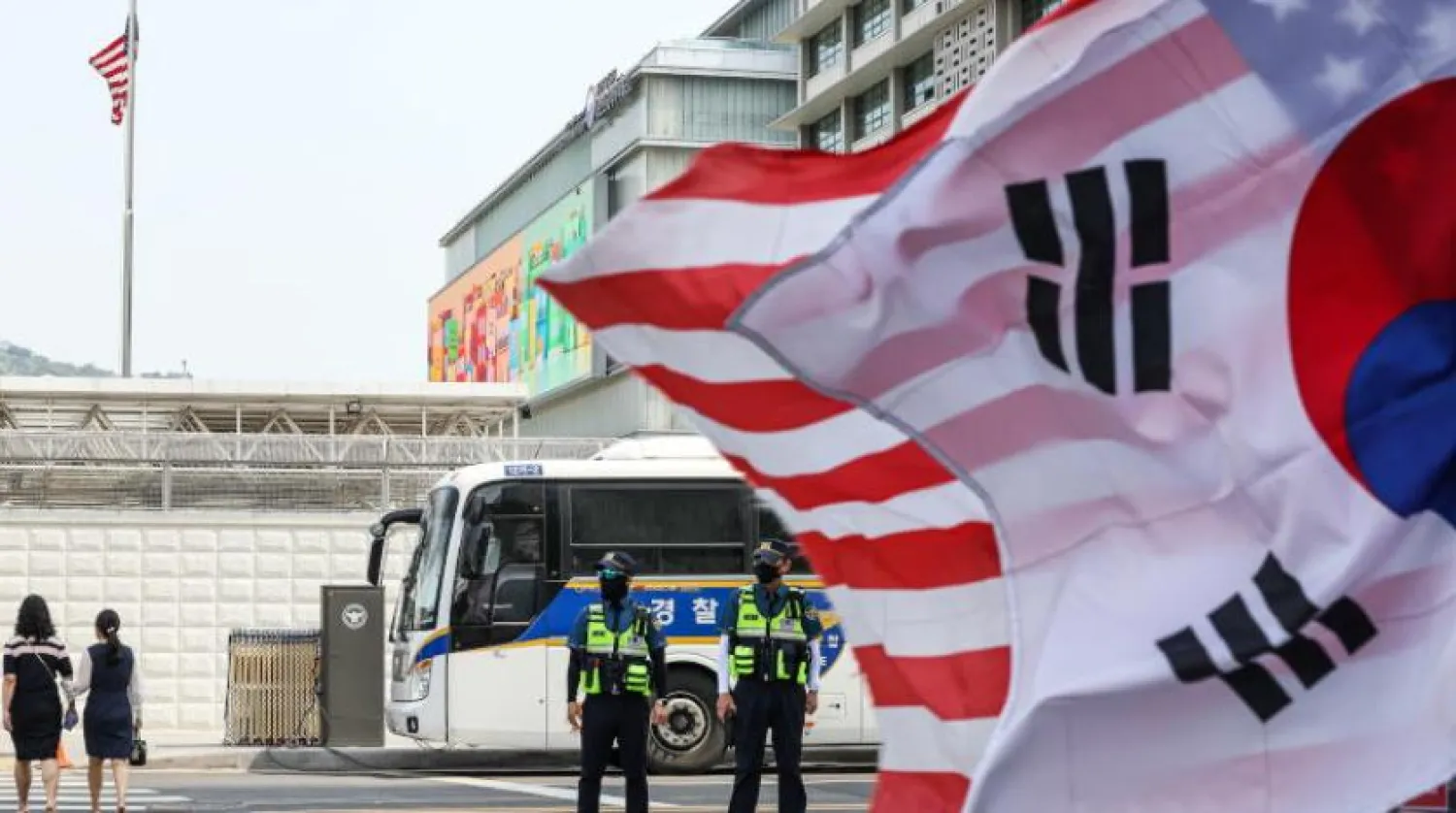 Seul'deki ABD Büyükelçiliği önünde nöbet tutan polis memurları (EPA)