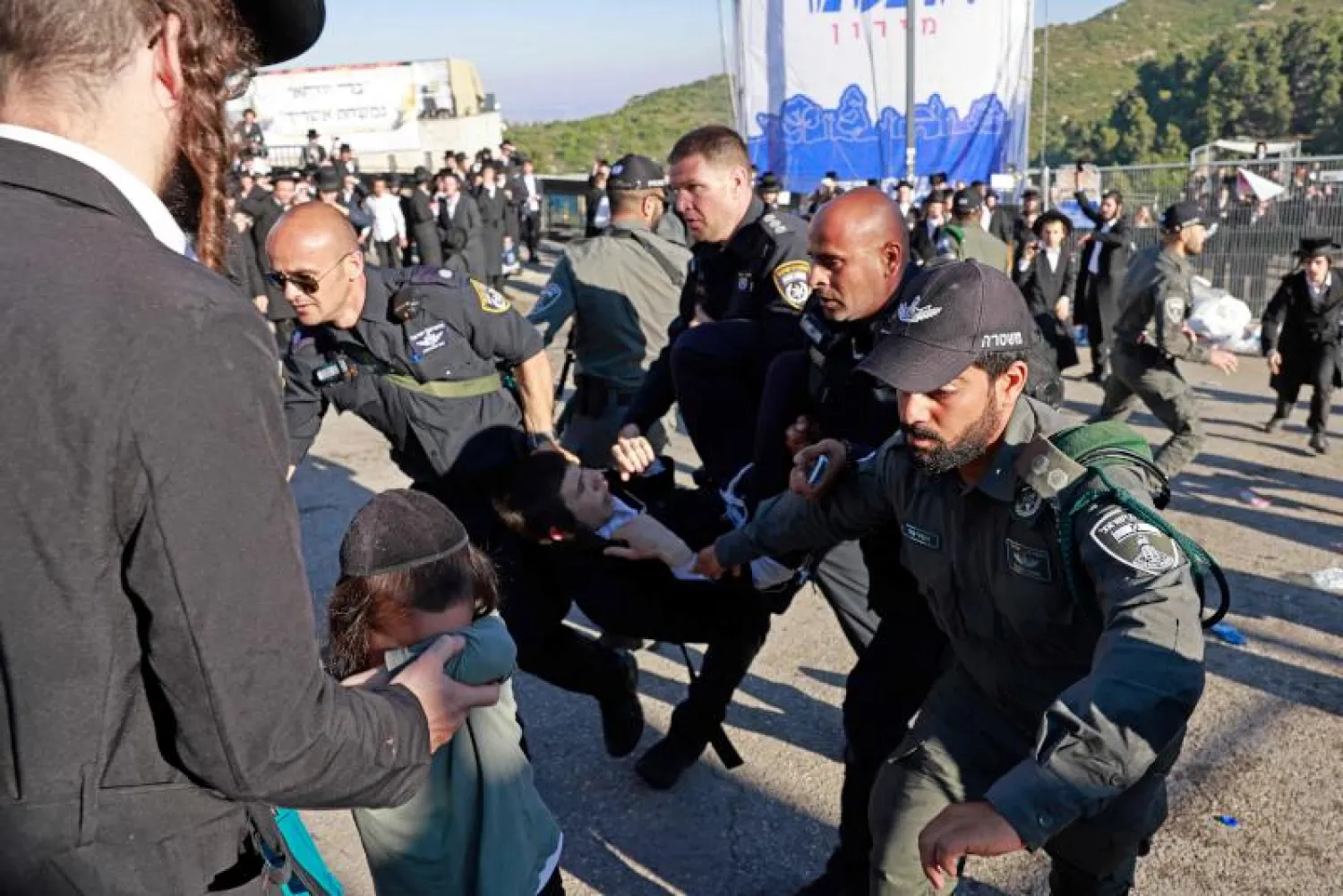 جانب من المواجهات بين الشرطة الإسرائيلية ويهود متشددين (أ.ف.ب)