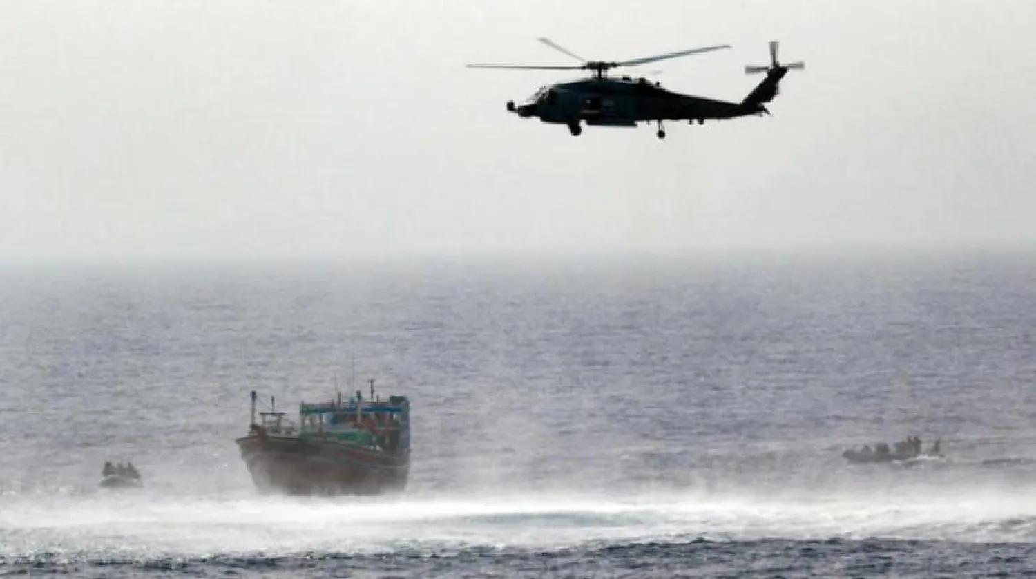 Umman Körfezi'nde İran'a ait bir balıkçı teknesinin üzerinde uçan ABD helikopteri (CENTCOM)