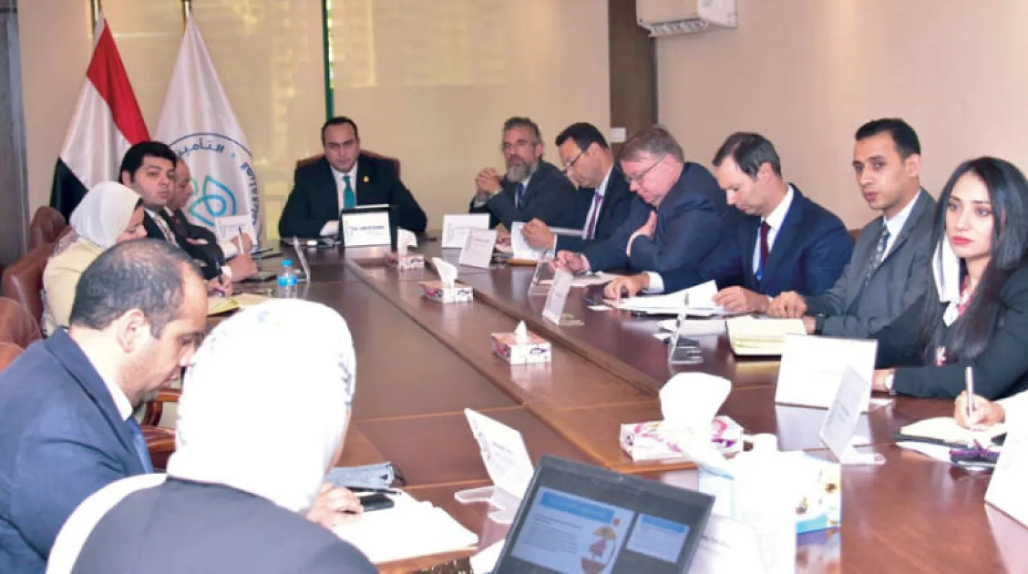 جانب من اجتماع المسؤولين المصريين والدوليين في القاهرة لمناقشة التعاون بقطاع الصحة (الحكومة المصرية)