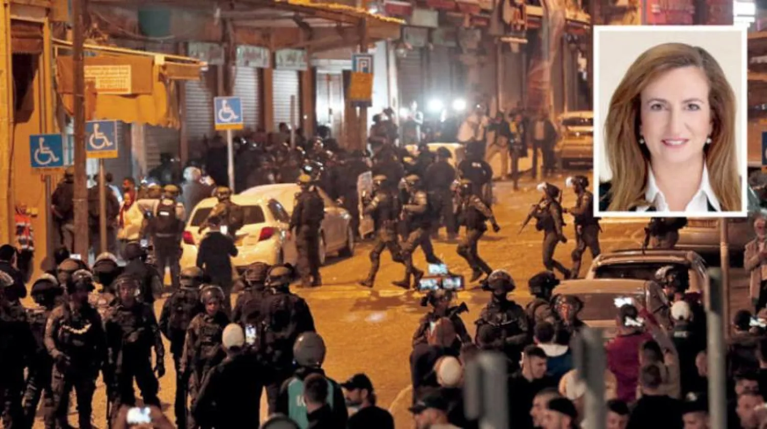 İsrail güvenlik güçleri Kudüs’te 16 Mayıs’ta Filistinlilere müdahale ederken. Çerçevede, istifa eden Milletvekili Gayda Rinavi Zuabi. (AFP) 