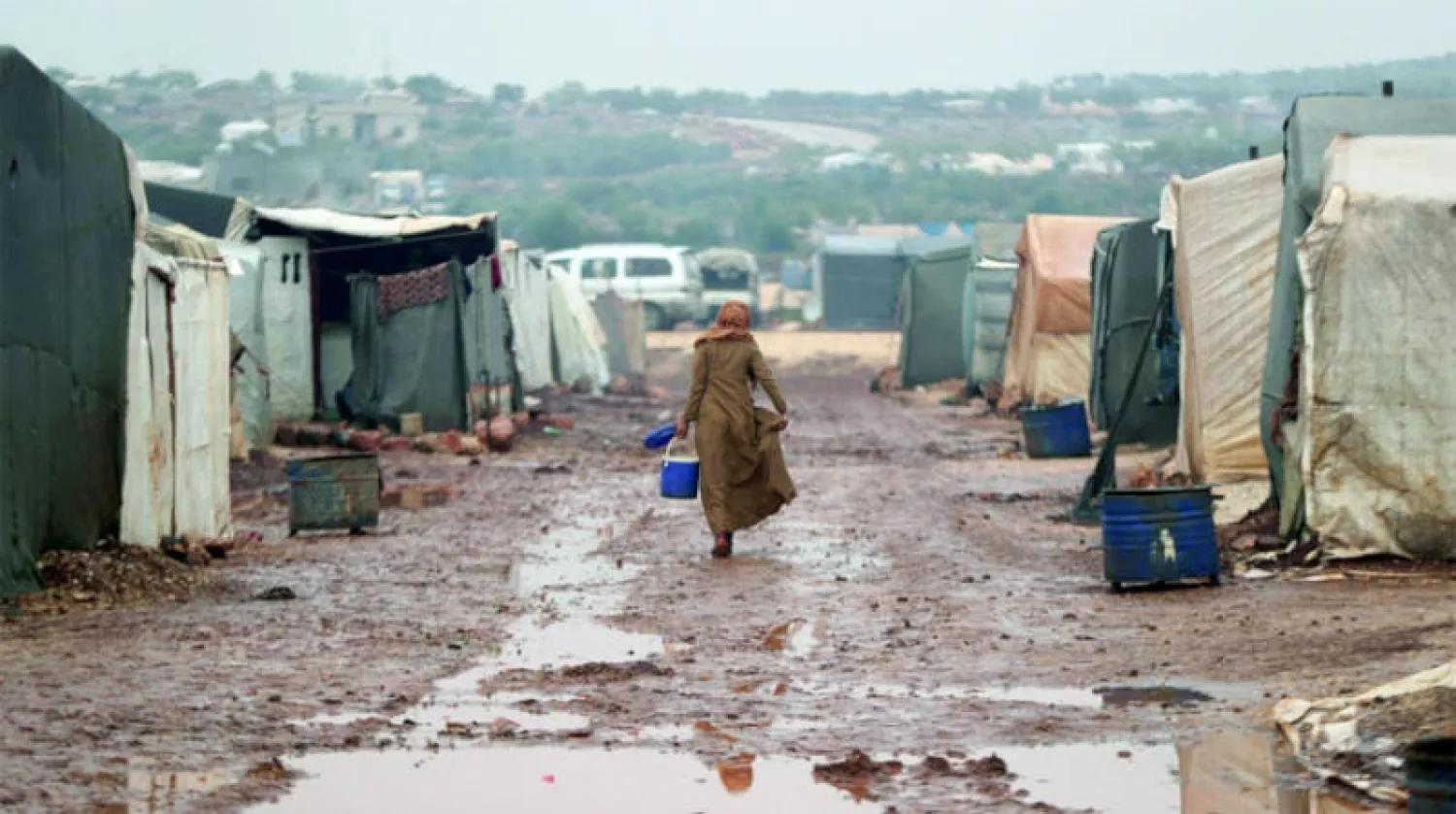 سورية في مخيم للنازحين بكفر عروق في محافظة إدلب يوم 20 ديسمبر الماضي (رويترز)