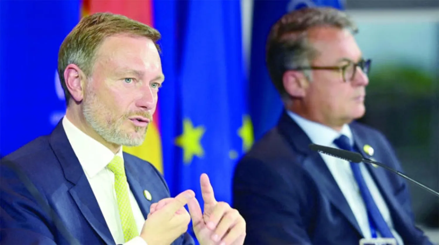 مؤتمر صحافي لوزير المالية الألماني في ختام اجتماعات «السبع» قرب بون،أمس (رويترز)