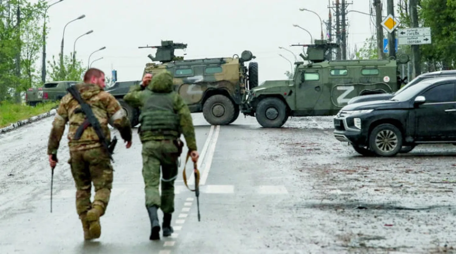 قوات موالية لروسيا تقوم بدورية في ماريوبول 19 مايو (رويترز)