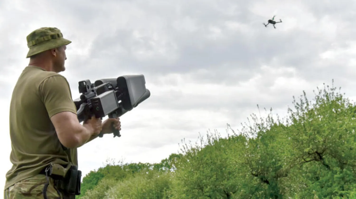 جندي أوكراني يستعرض سلاحاً مضاداً للدرون في كييف 14 مايو (إ.ب.أ)