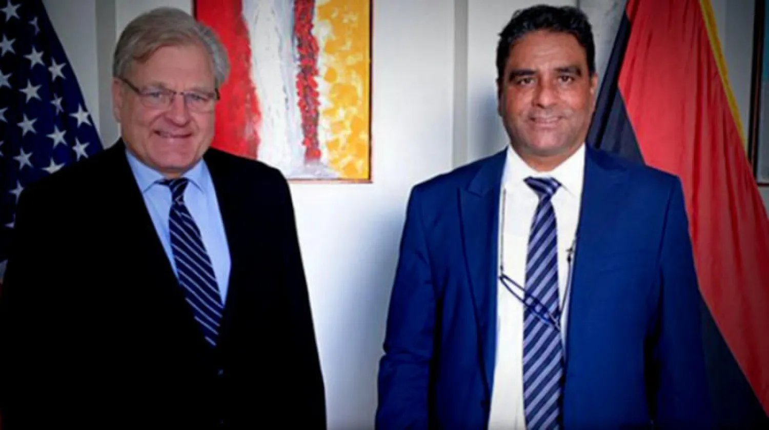 ريتشارد نورلاند سفير أميركا ومبعوثها الخاص لدى ليبيا مع عضو مجلس النواب عبد السلام نصيّة (السفارة الأميركية)