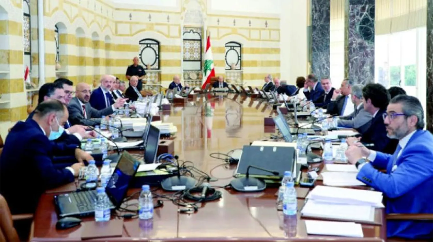 رئیس جمهور میشل عون ریاست آخرین جلسه دولت نجیب میقاتی را قبل از تبدیل آن به دولت موقت بر عهده داشت (رویترز)