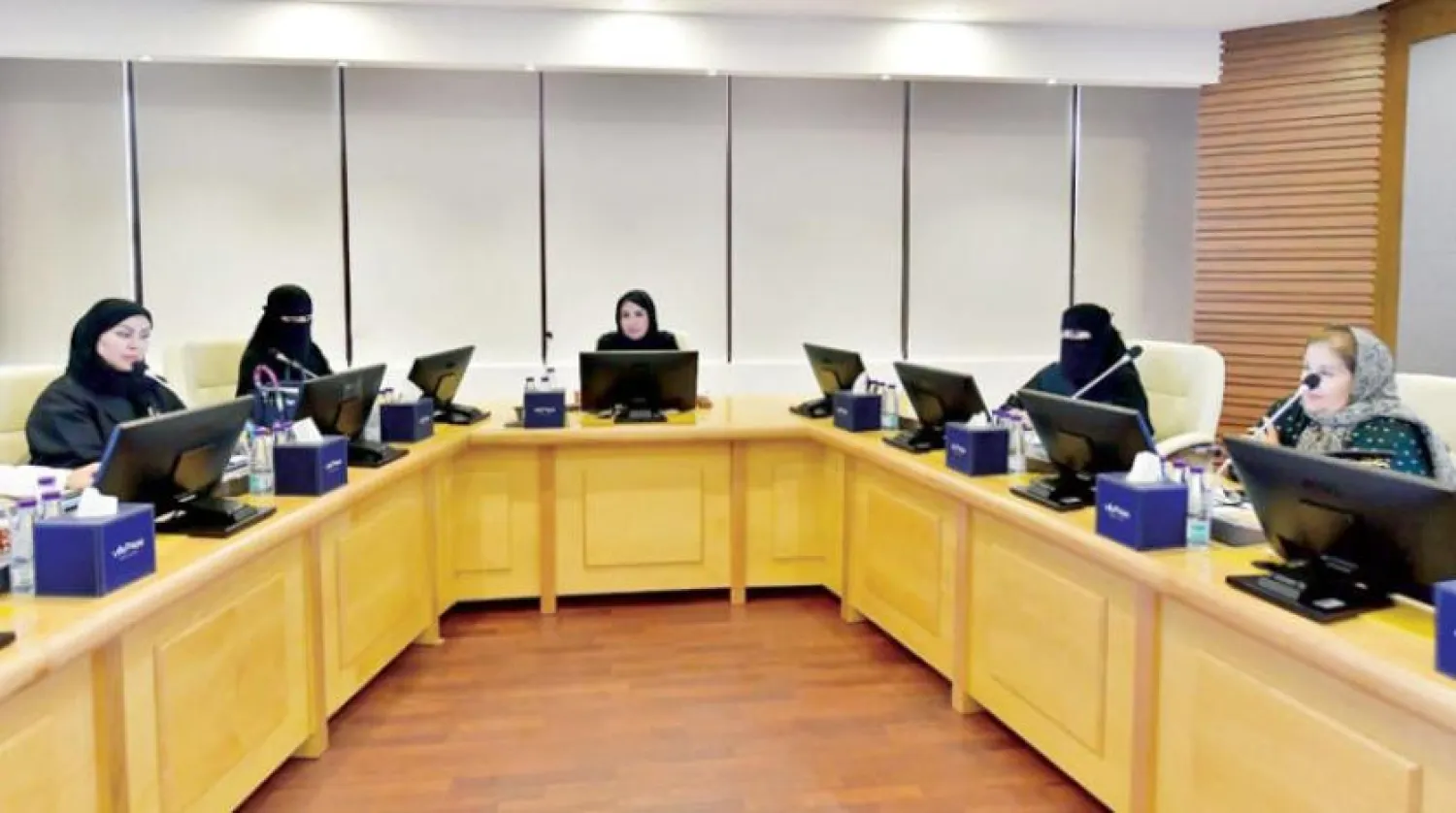 Abeer al-Houkal chairs the periodic meeting of the Businesswomen’s Committee of the Chamber of Commerce and Industry in Riyadh. (Asharq Al-Awsat)
