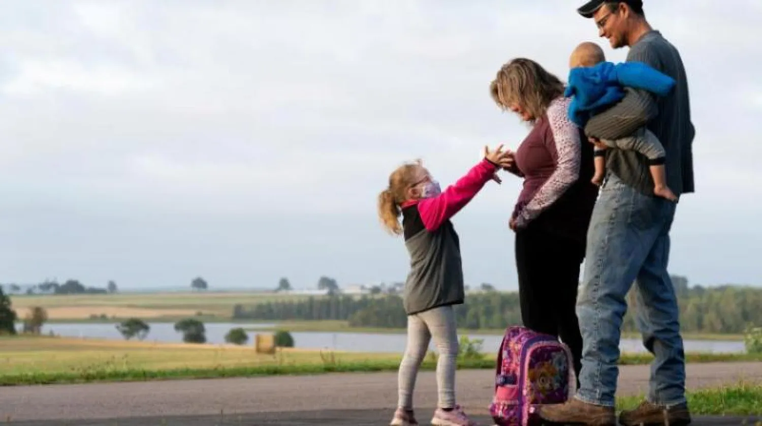 يجب على الآباء إظهار أن لديهم اهتمامًا حقيقيًا بما يقوله أطفالهم وأن يتجنبوا انتقادهم (رويترز)