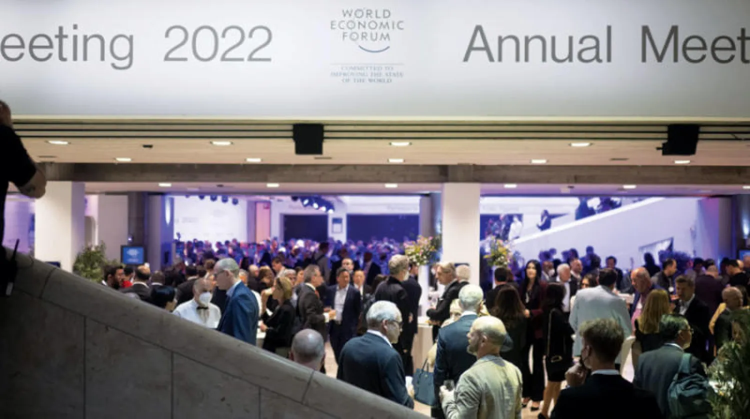 عشرات المشاركين في الدورة الـ51 لمنتدى دافوس أمس (إ.ب.أ)