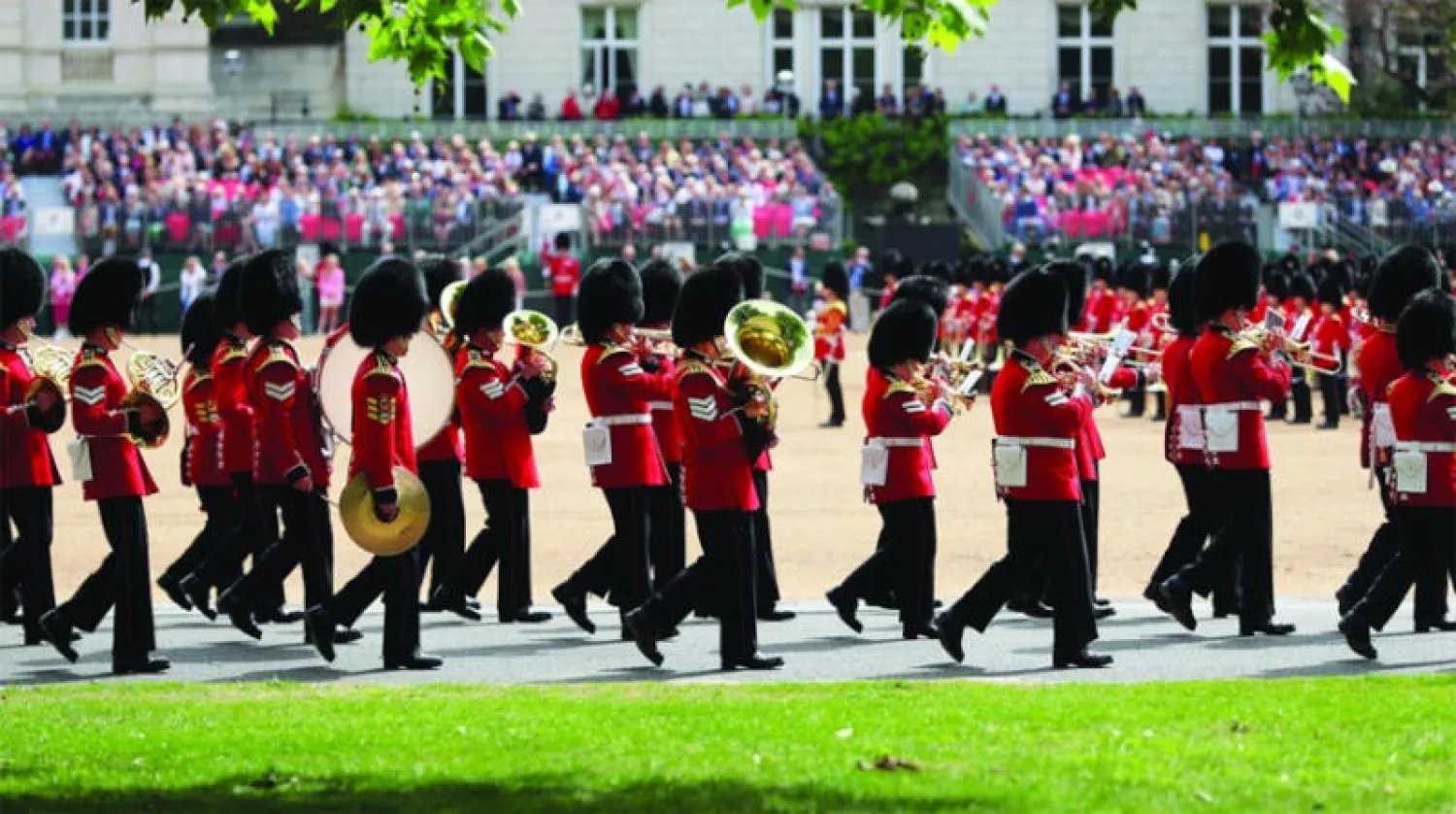 أعضاء من الجيش البريطاني يشاركون في استعراض (رويترز)
